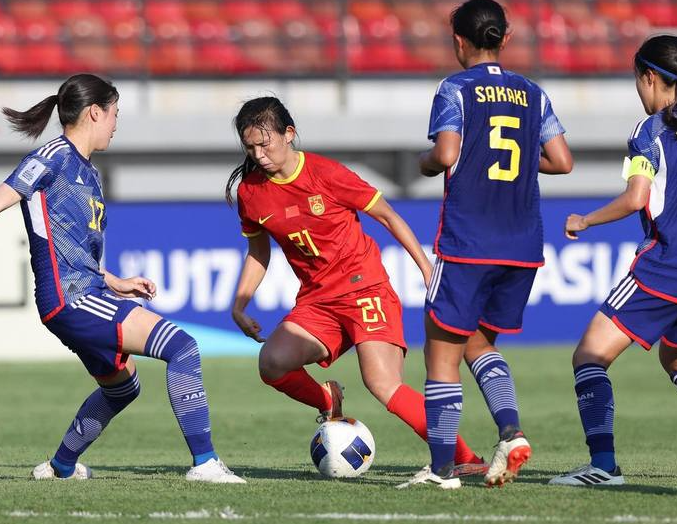 Die chinesische U-17-Frauenfußballmannschaft musste mit einem 0:4 gegen Japan die erste Niederlage in der Gruppenphase hinnehmen und trifft nun in der K.o.-Runde auf Nordkorea.