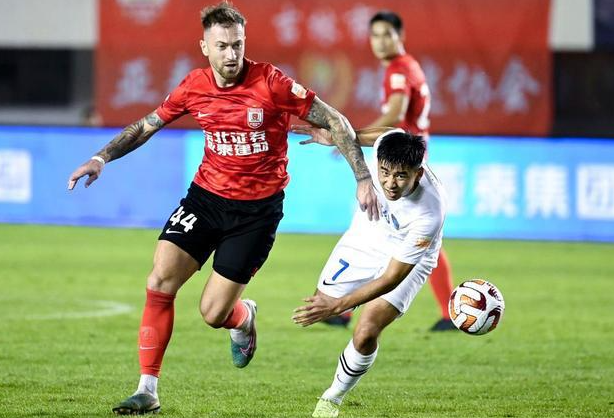 Changchun Yatai schlägt Nantong Zhiyun auswärts mit 3:2, Tan Long erzielt zwei Treffer für sein Team