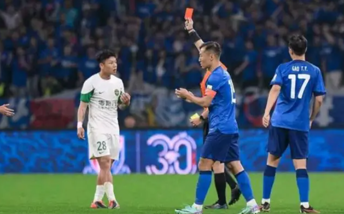 Chinese Super League - Ten-Man Shenhua 4-0 Ten-Man Zhejiang startet ungeschlagen in die 10. Runde Ma Lailai, Yue Xin wurden mit 2 Gelben Karten des Feldes verwiesen.