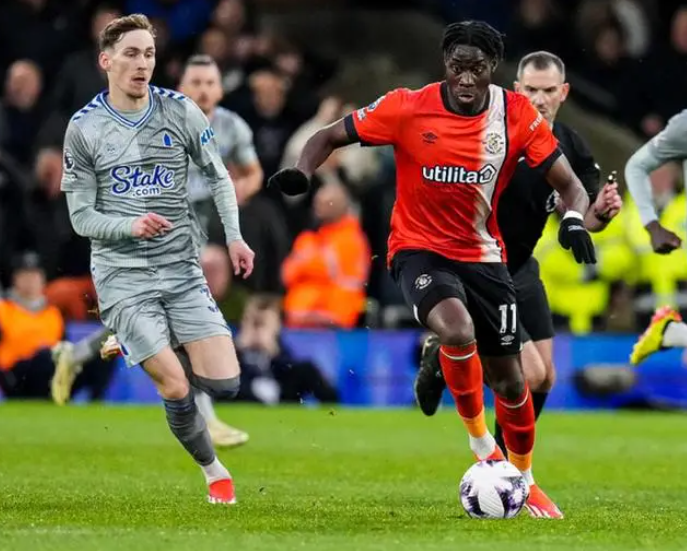 Premier League - Luton - Everton 1:1, Llewellyn eröffnet den Torreigen, Adebayor rettet den Tag