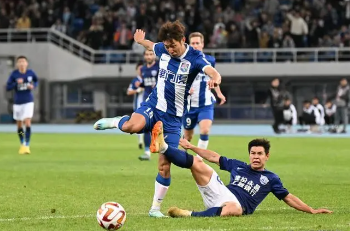 Chinese Super League - Cangzhou Lions 2-4 Tianjin Jinmen Tigers Kompanys perfekter Hut, Ademis zwei Pässe und ein Schuss.