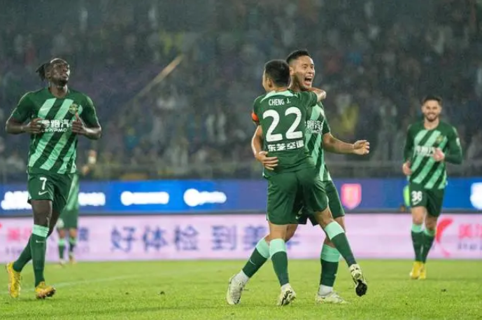 Chinese Super League - Zhejiang 4-1 Henan, Cheng Jin's Pass, Gu Bin's Weltwelle, der Schiedsrichter stritt mehrere Elfmeter ab.