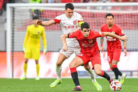 Chinese Super League: Shanghai Harbour beat Chengdu Rongcheng 2-0 to close in on the top spot with one less game to play