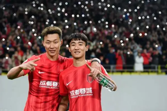 Chinese Super League - 4-2, Chengdu Rongcheng beats Henan, Zhou Dingyang kills his old master, Wei Shihao heads home