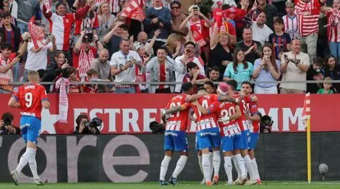 La Liga - Barcelona 2-4 Girona schickt Real Madrid zum Titelgewinn 4 Runden zu früh Barcelona kassiert 3 Tore in 9 Minuten und wird von den Rivalen verdoppelt