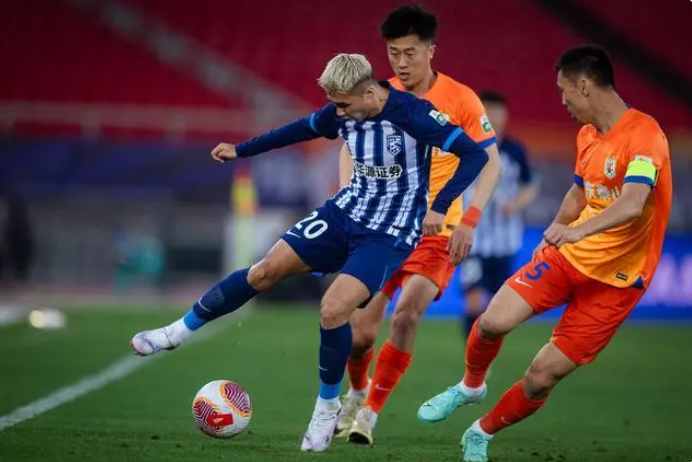 Chinese Super League (CSL) - Wuhan Sanzhen 1-2 Shandong Taishan, Xie Wenneng with a pass and a shot, Liu Yang with another low-level error