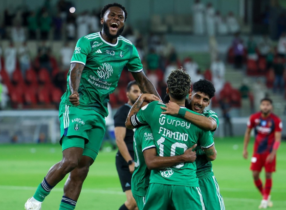 Saudi-Arabien United - Jeddah National 4-1 Ten-Man Dammak, Flanke von Firmino, die ein Tor vorbereitet, Elfmeter von Mahrez