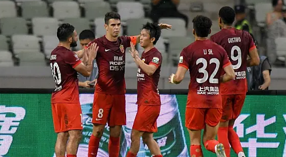 Shanghai Harbour gewann gegen Shenzhen Xinpengcheng mit 6:0 durch einen Treffer von Vargas und ein Tor von Wu Lei.