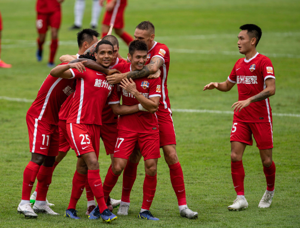 Meizhou Hakka - Cangzhou Lions 1:1, beide Mannschaften geben sich die Hand und bleiben weiter sieglos