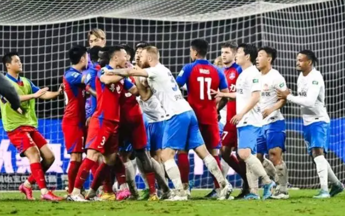 Chinese Super League (CSL) - Meizhou Hakka mit neun Spielern 1:1 gegen Qingdao West Coast, Riascos bricht durch, Kosovic rettet