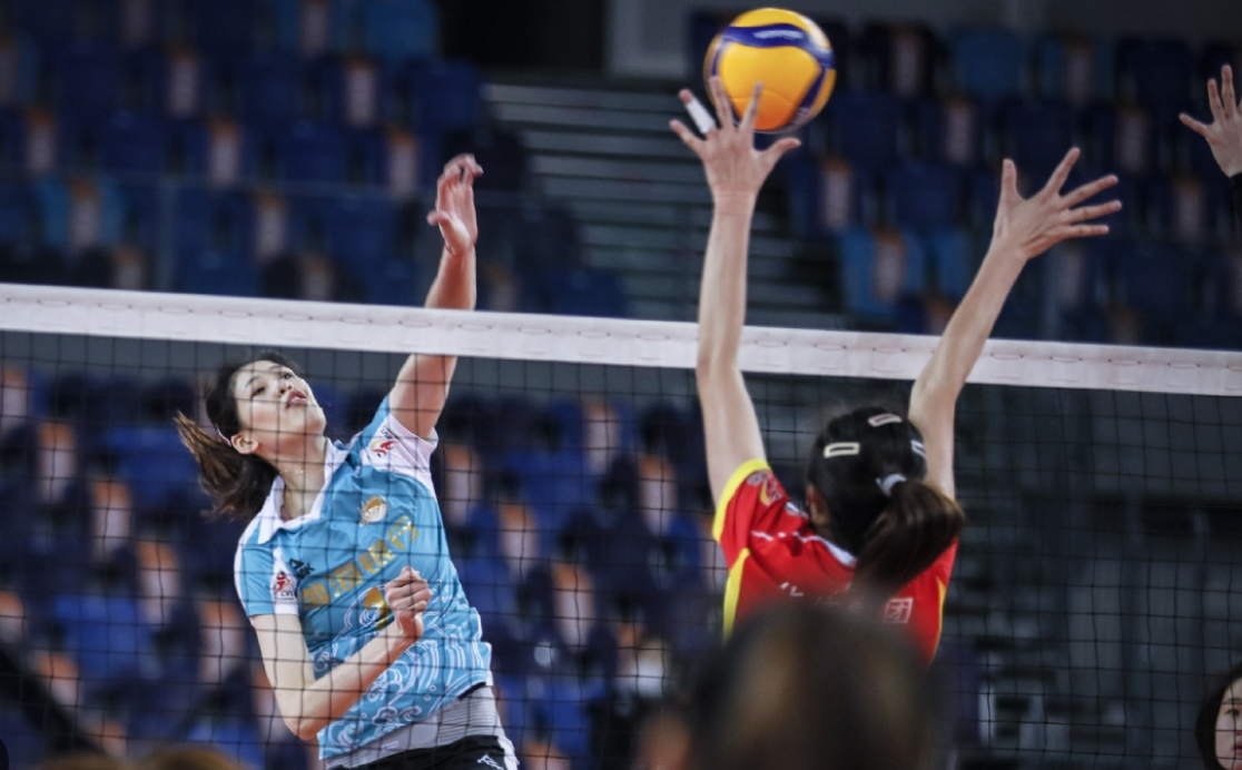 Tianjin Bohai Bank Women's Volleyball Team and Shanghai Bright Ubiquitous Women's Volleyball Team are battling each other, and the mentality battle is the key