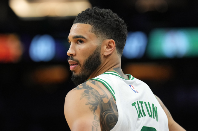 Tatum lobt Whites Leistung: Celtics besiegen Cavaliers in den Playoffs und führen Serie an