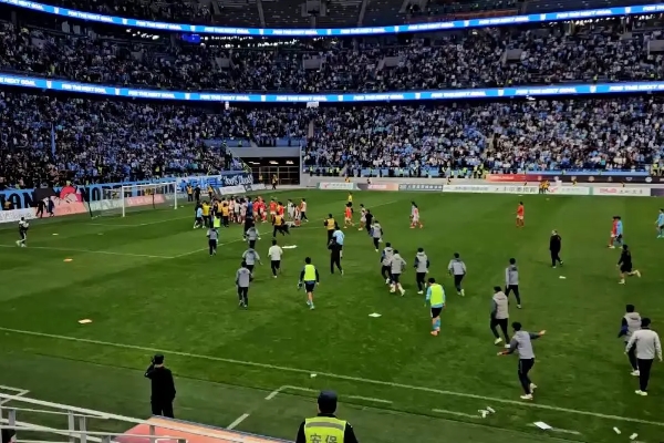 Beim Spiel zwischen Dalian Yingbo und Guangzhou kam es zu Zusammenstößen und beide Spieler wurden zusätzlich gesperrt.