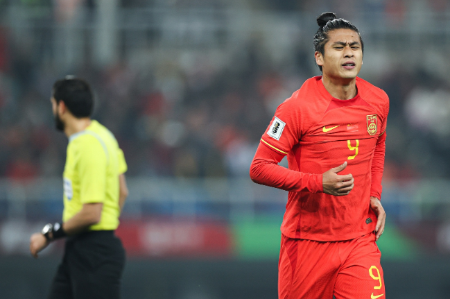  Zhang Yuning spielt mit einer Verletzung, während die chinesische Fußballnationalmannschaft der Männer hart um das Ausscheiden aus dem Turnier kämpft