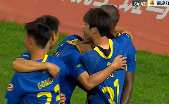 China Central League - Nanjing City reversed Qingdao Red Lion 2-1, Ogbu's pass and Yang He's header broke the goal