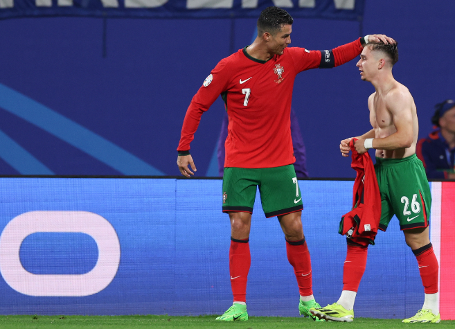 Portugal turn back Czech Republic 2-1, Conceição Junior's stoppage time winner continues father-son national team story