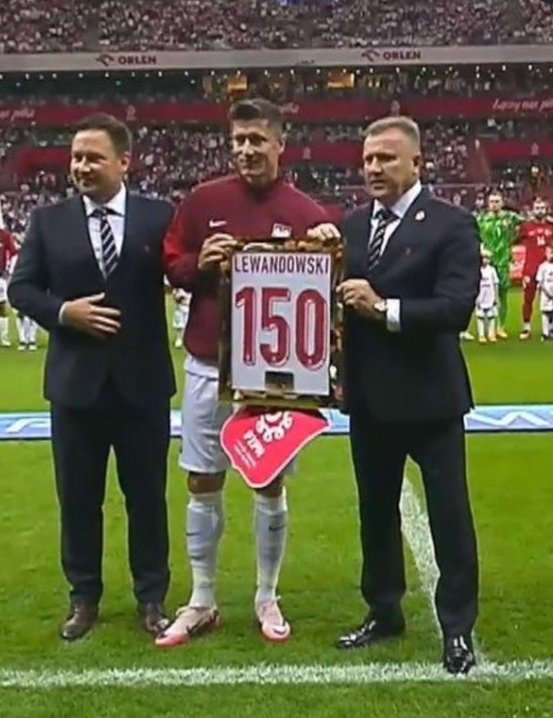 Poland beat Turkey 2-1, Levan given commemorative jersey before match