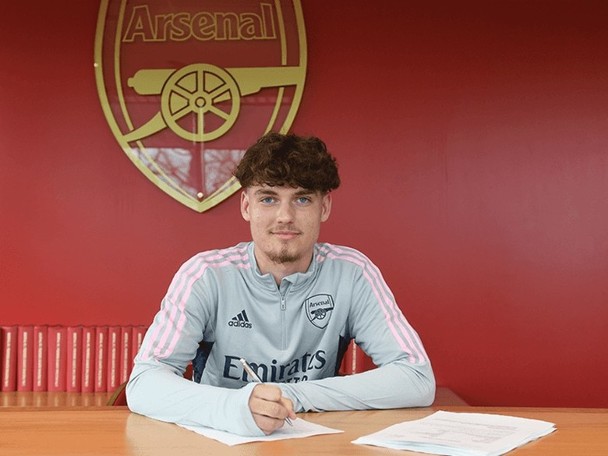 Arsenal signs 'King of the Right' for next season