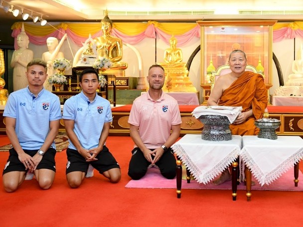 Worshipping Buddha for a win over national soccer team Thailand gets amulet from a guru