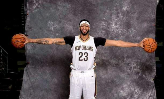  How long are Anthony Davis' arms?