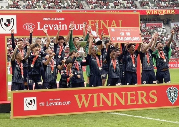 Fukuoka Hornets win the first title in team history against Urawa Red Diamonds 2-1!