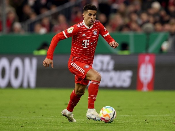 Bayern is thinking of reducing the amount of money they want to extend the loan of Joao Janszlou.