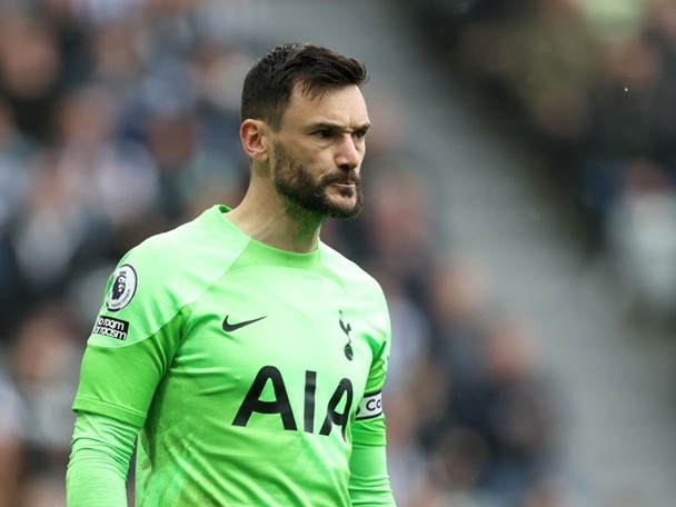 Lloris inserts Tottenham player, passes half and refuses to go up.