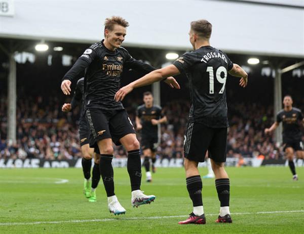 Premier League first! His assisted "hat" led the top-ranked Arsenal to a 5-point win over Man City.