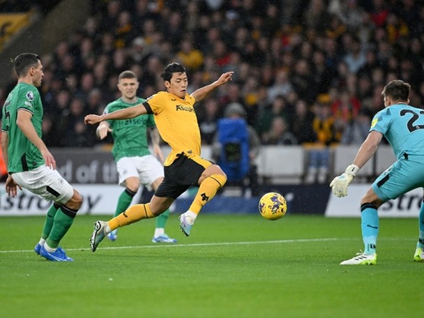 Hwang Hee-chan saves Wolves from Son Heung-min's beauty with 6 consecutive shots at home