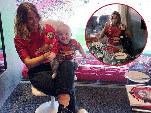 Face is important! The Manchester United Wives are forced to rent an expensive box.