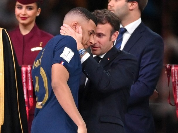 Macron strikes again: i'd tell McBarbie to stay in the team!