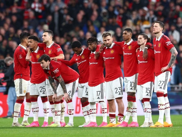 Manchester United's players will get a pay rise in the coming season, but it's a stupid plan.