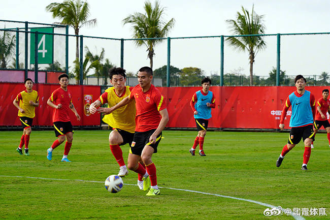 Fußballnationalmannschaft Haikou Überstunden-Training, 90 Minuten hochintensives Training, um die Grenzen der Fußballnationalmannschaft herauszufordern