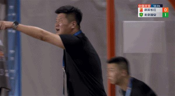 Li Jinyu angrily criticized the referee in the field and was yellow carded by Wang Di!