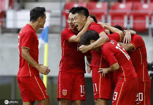 The national men's soccer team chartered an emergency flight to Dalian to accept the harsh bubble 