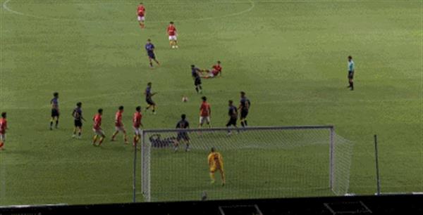 Wei Shihao 5 meters away from the door to shoot an empty net, teammates look silly holding their heads and laughing at the scene!