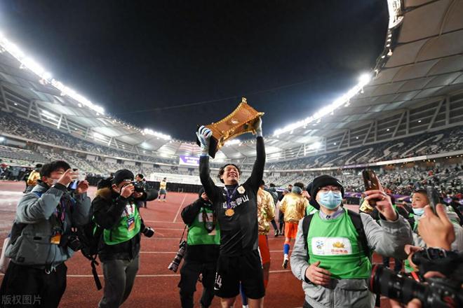 FA Cup champions in tears! Taishan's Thrilling Advance to the Final Four, 50,000 Spectators Witness Battle Against the Odds 