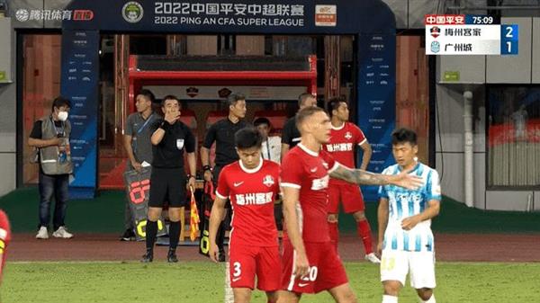 “崔巍神助梅州逆转！中超惊现2-1逆风翻盘广州城”