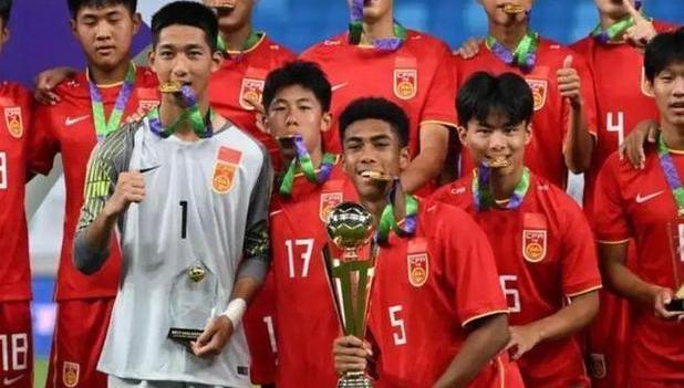 Evergrande wieder! 10 wird nach Spanien reisen, 15-jährige gemischtrassige nationale Junior-Kapitän aufgerüstet, um in der Central League zu kämpfen!