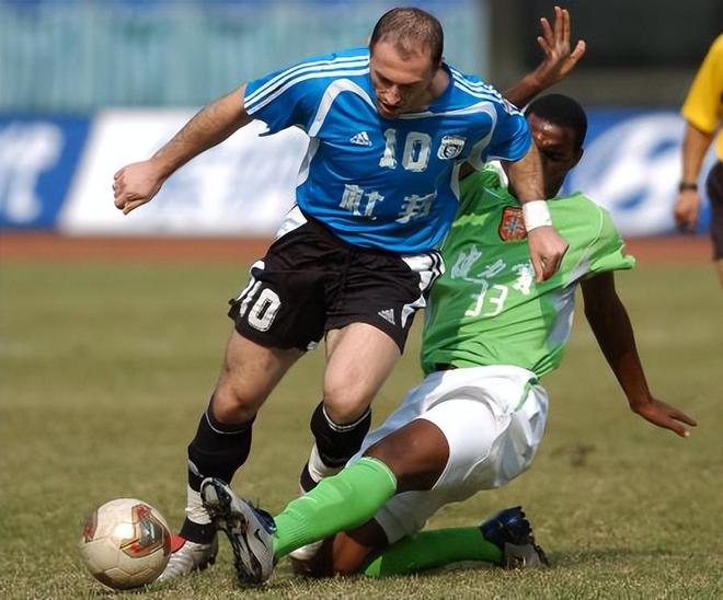 2004中国スーパーリーグクラシック：ヤン・ゴビッチの張鵬ダブル、石徳と深センは2-2のドローに持ち込む