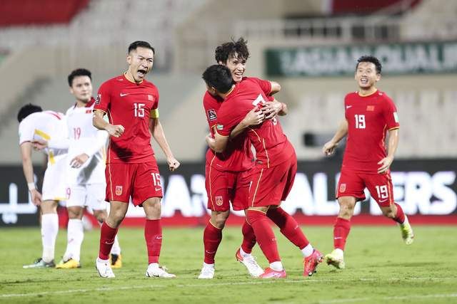 サッカー日本代表はホームでベトナムを破り、3人は論争を引き付けるために低くなり、ファンは世界予選のラインアップを心配する！