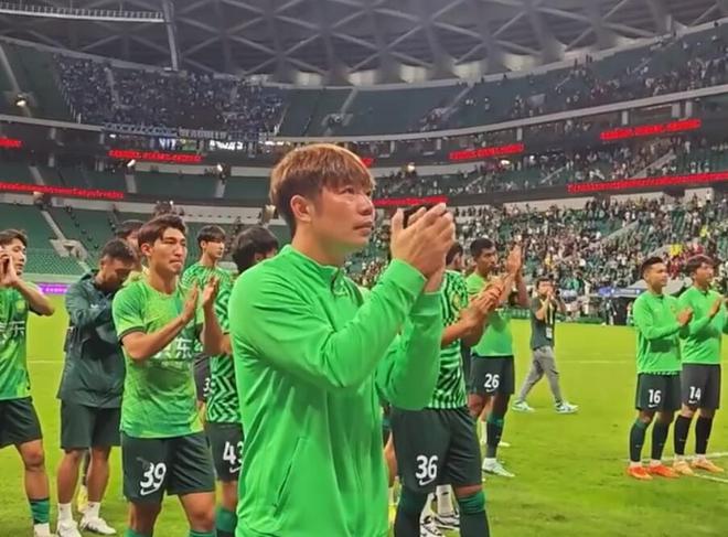 Fans sing and berate the FA, the sidelines are full of laughs, and Guoan boss Gao Hongbo responds with embarrassment!
