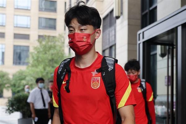 Nationalspieler Barton nimmt eine Auszeit vom internationalen Fußball, um sich voll auf die Super League vorzubereiten!