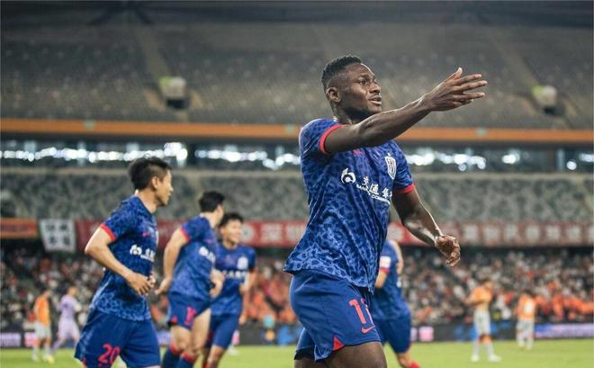 Shenhua's strong lead! Chinese Super League powerhouse beats Brazilian giants again, the road to double championships sets sail