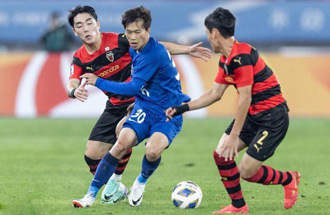 Yokohama liefert sich ein spannendes Duell mit den drei Innenverteidigern von Taishan, Ji Xiang ersetzt Li Hailong, Liu Binbin bricht zu einem starken Comeback durch!