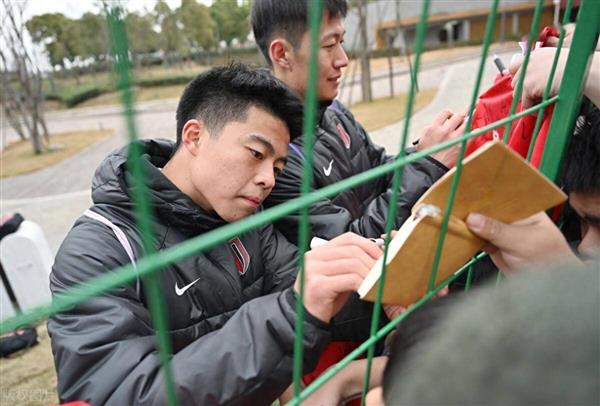 Hibiscus team's center back dilemma: 7 will fight for position, three new stars join the team to draw suspense