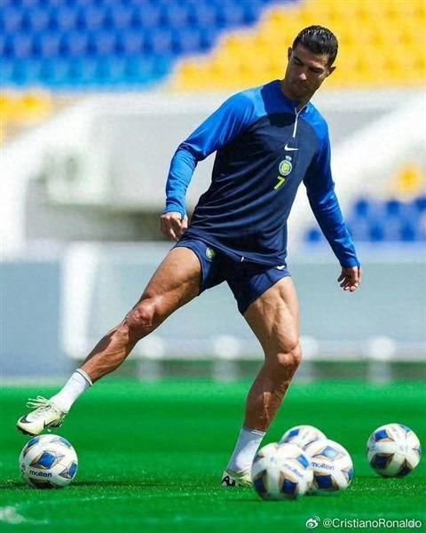 39-year-old Crow's thigh muscles shockingly exposed! Chinese fans love him, and deservedly so!