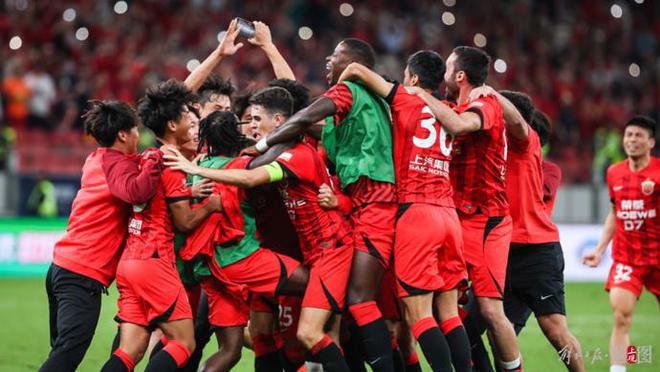 激戦の中、イエロー3枚、レッド3枚、上海港は単独でタイトルを手中に収め、中国スーパーリーグのタイトルは早くも手中に収めた！