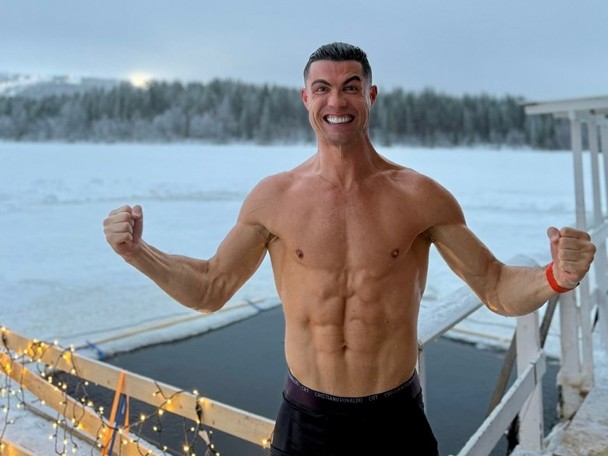 39-year-old Crowe against the age of swimmers: the challenge of extreme cold, swimsuit heroes show style 