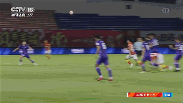 “U23球员广州赛场头部受伤，救护车紧急出动，绷带鲜血触目惊心！”